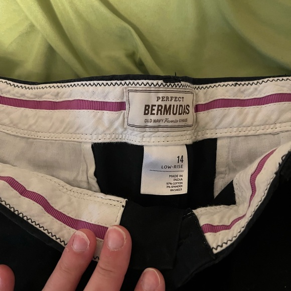 💛⚡️$4 flash sale ⚡️💛 Old Navy Women's Black Bermudas - Picture 3 of 3
